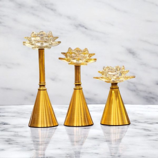 شمعدانات لوتس ذهبية – فخامة بكل تفاصيلها شمعدانات لوتس ذهبية – فخامة بكل تفاصيلها